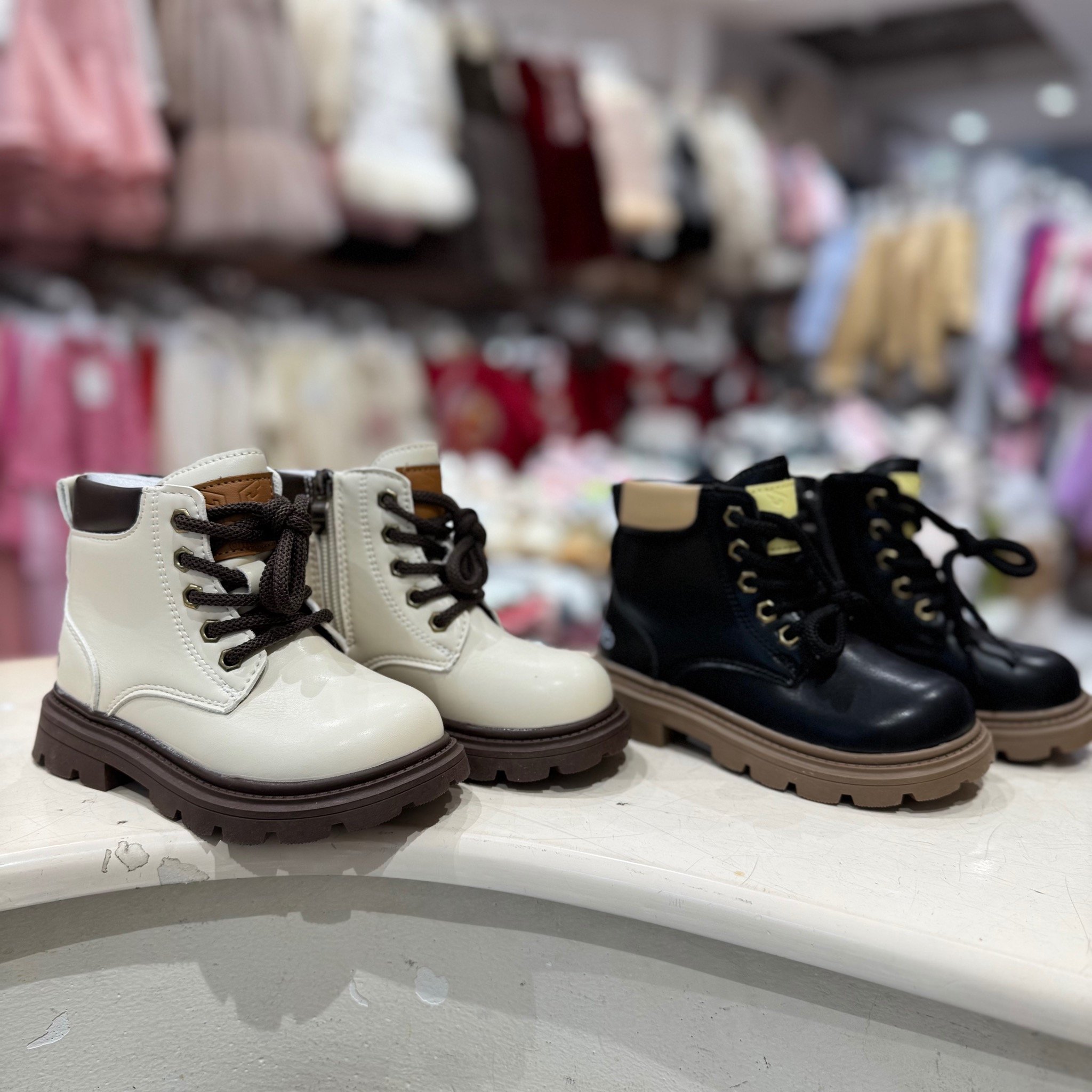 TM - 06 - Bốt cao cổ khóa cạnh DLLB 2 màu kem/đen cho bé size 26-37