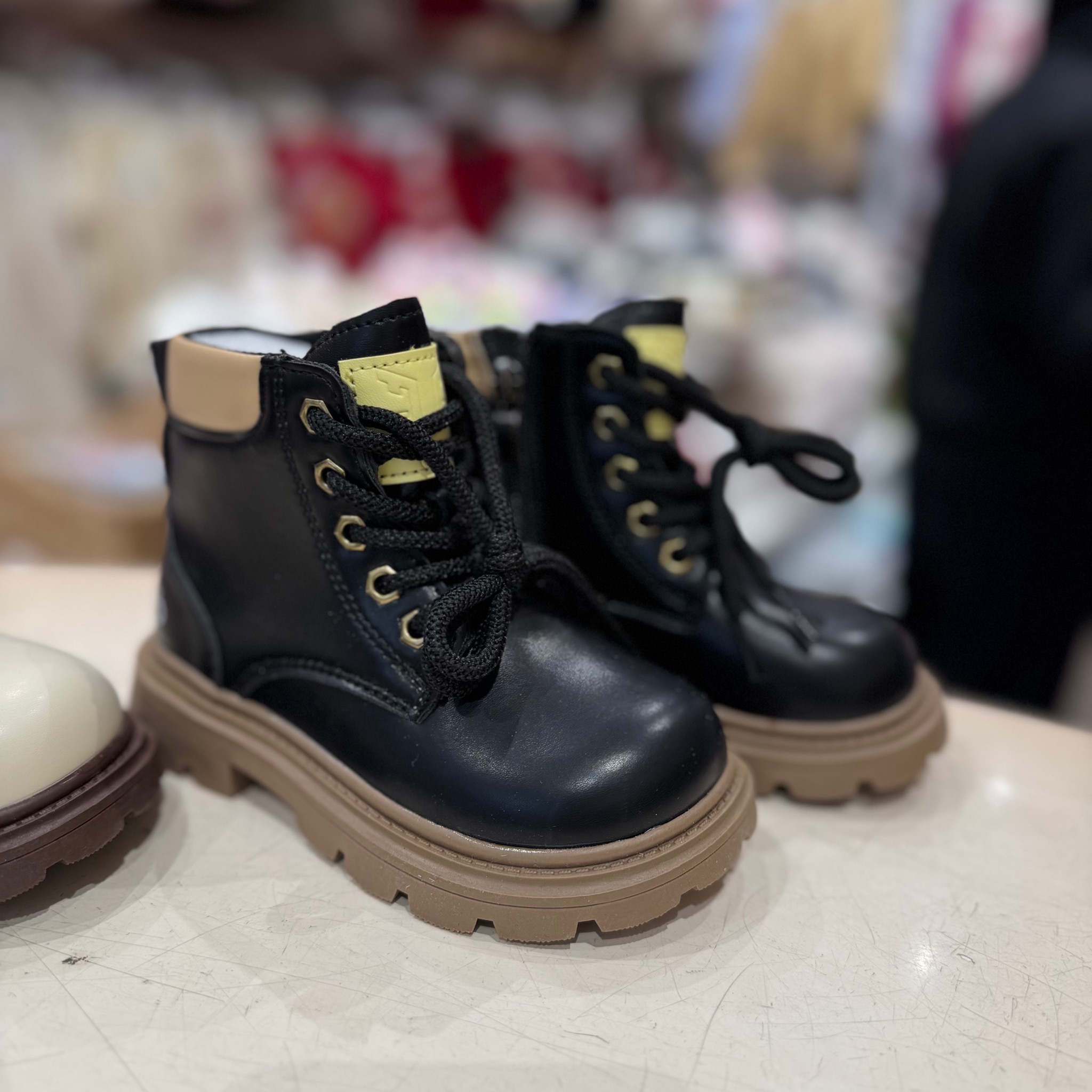 TM - 06 - Bốt cao cổ khóa cạnh DLLB 2 màu kem/đen cho bé size 26-37