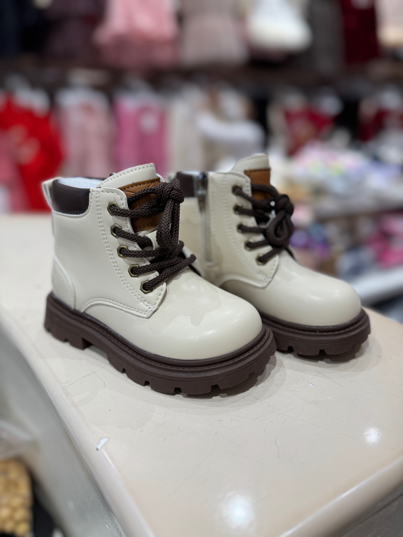 TM - 06 - Bốt cao cổ khóa cạnh DLLB 2 màu kem/đen cho bé size 26-37