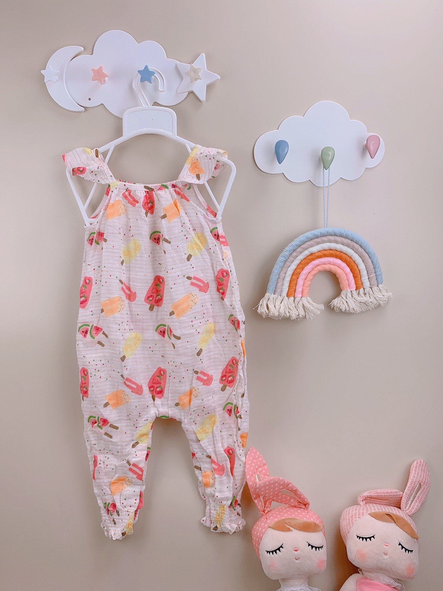 Jumpsuit vải xô mudpie hồng hình kem