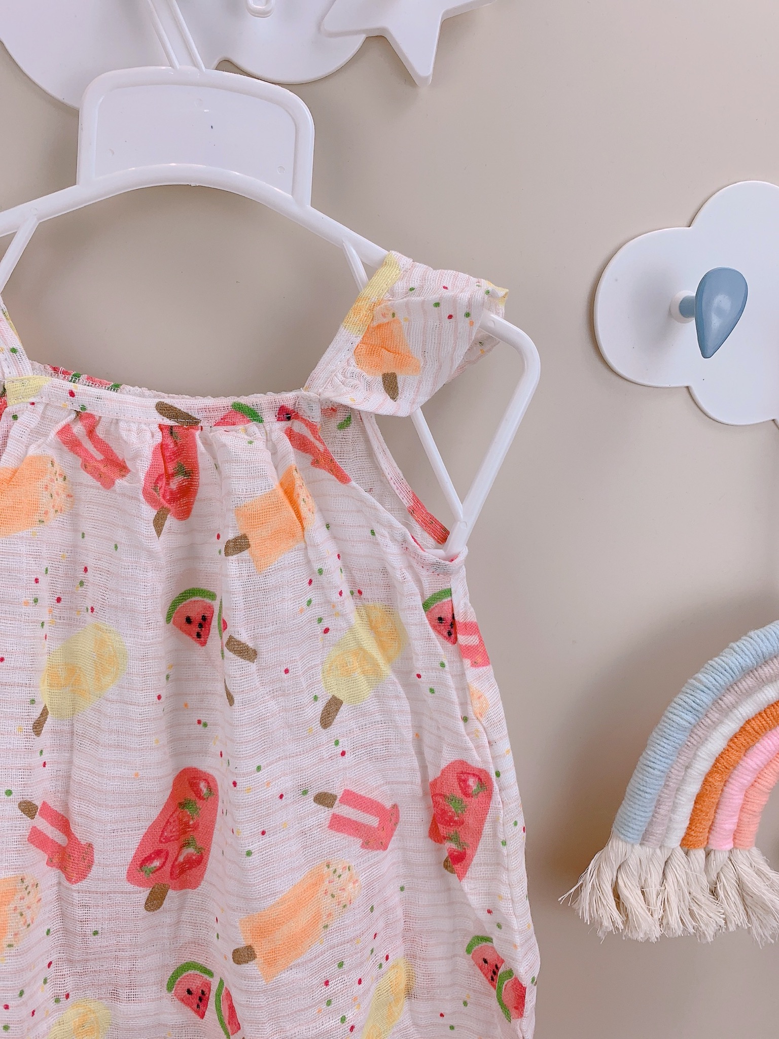 Jumpsuit vải xô mudpie hồng hình kem