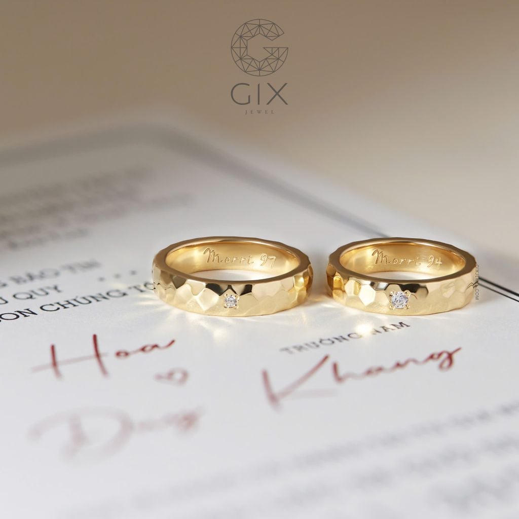 NHẪN CƯỚI THIẾT KẾ VÀNG 18K ĐẸP MẶT VÁT HAMMER CAO CẤP TINH TẾ GIX