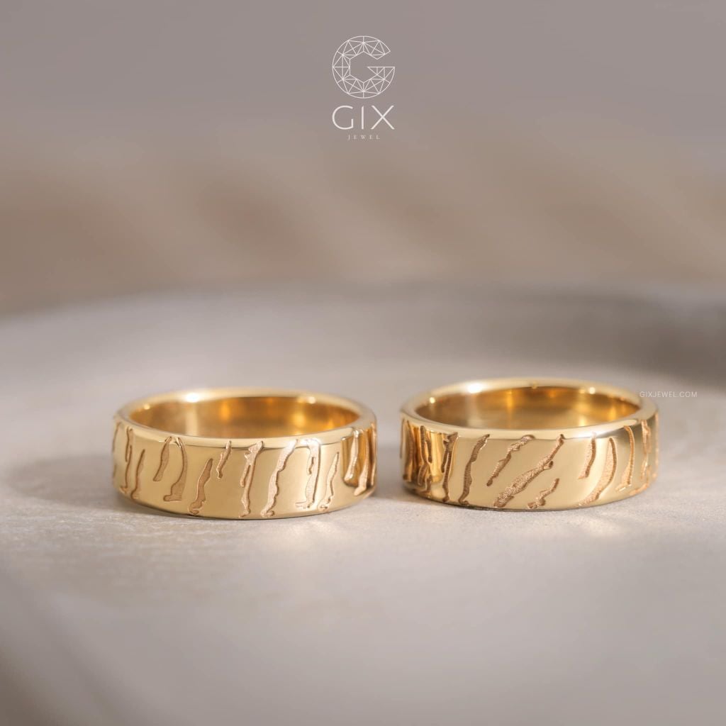  Nhẫn cưới trơn bản to vàng 18k thiết kế độc đáo khắc hoa văn Gix Jewel 