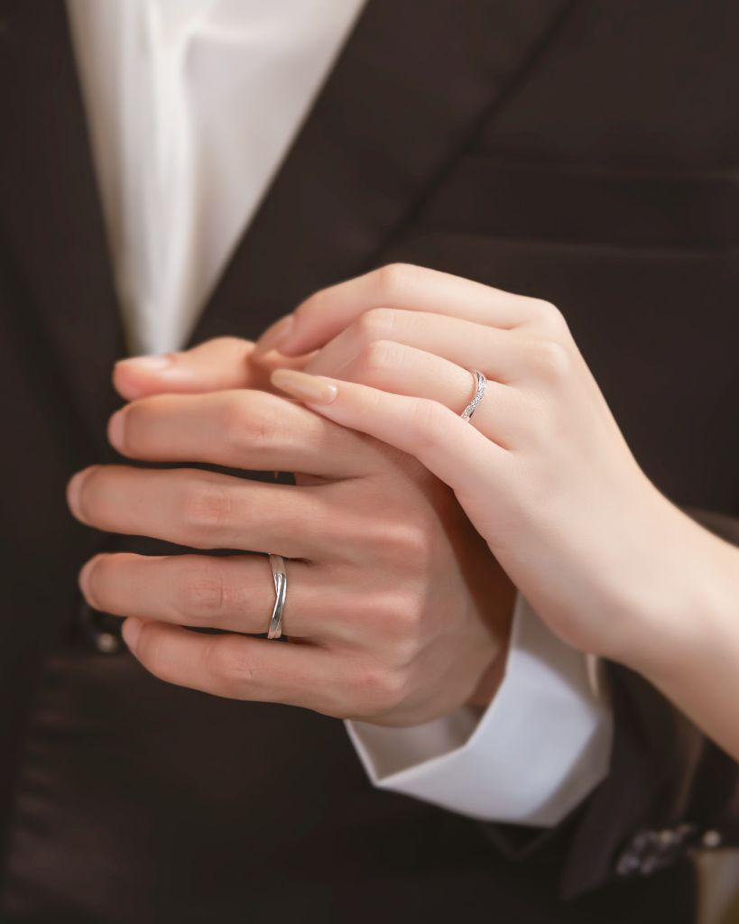  Nhẫn cưới đôi vàng tây hoa văn vô cực đẹp sang trọng kim cương nhân tạo Gix Jewel 