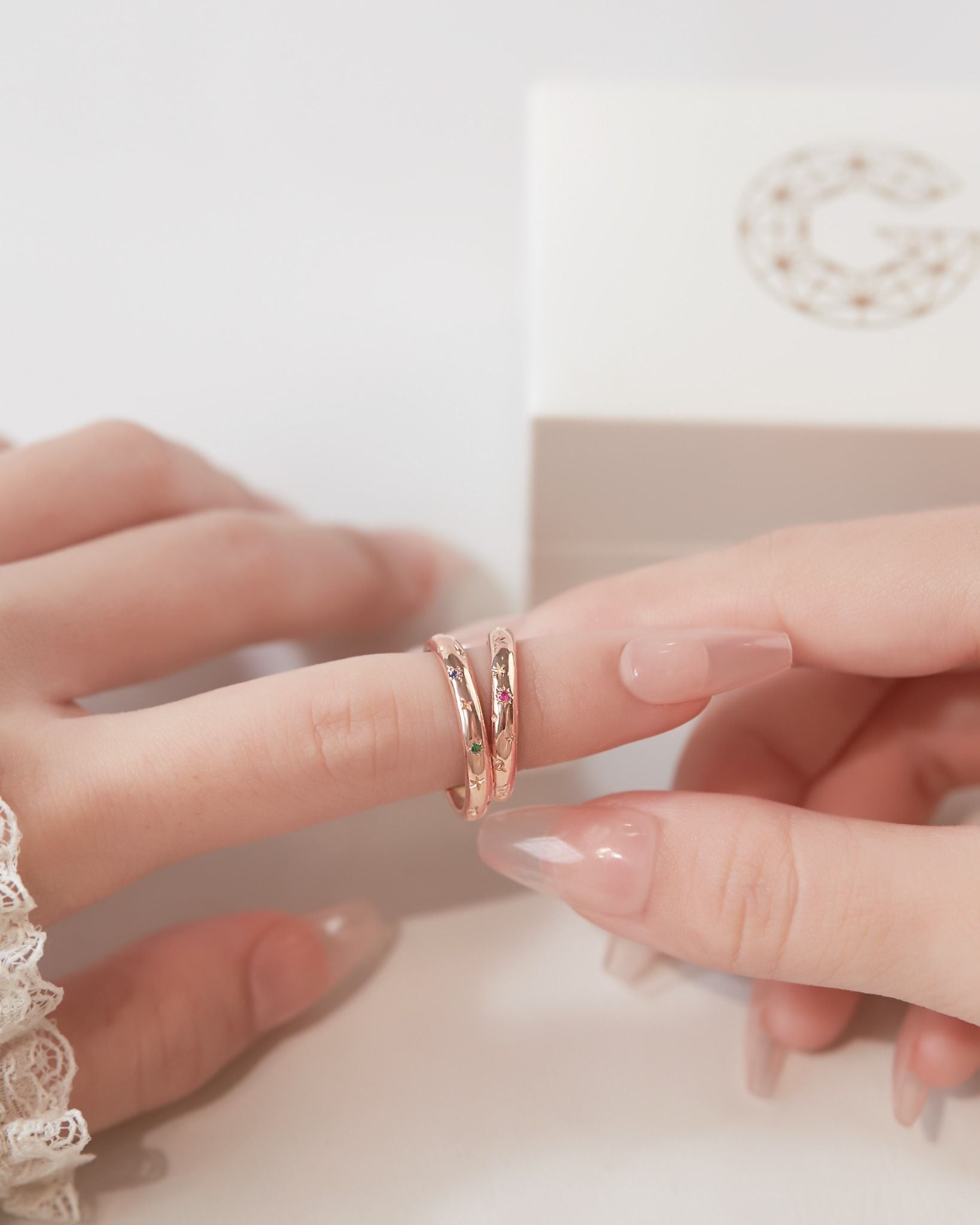  Nhẫn cưới vàng tây 18k đẹp tinh xảo tròn trơn khắc vũ trụ sao trăng Gix Jewel 