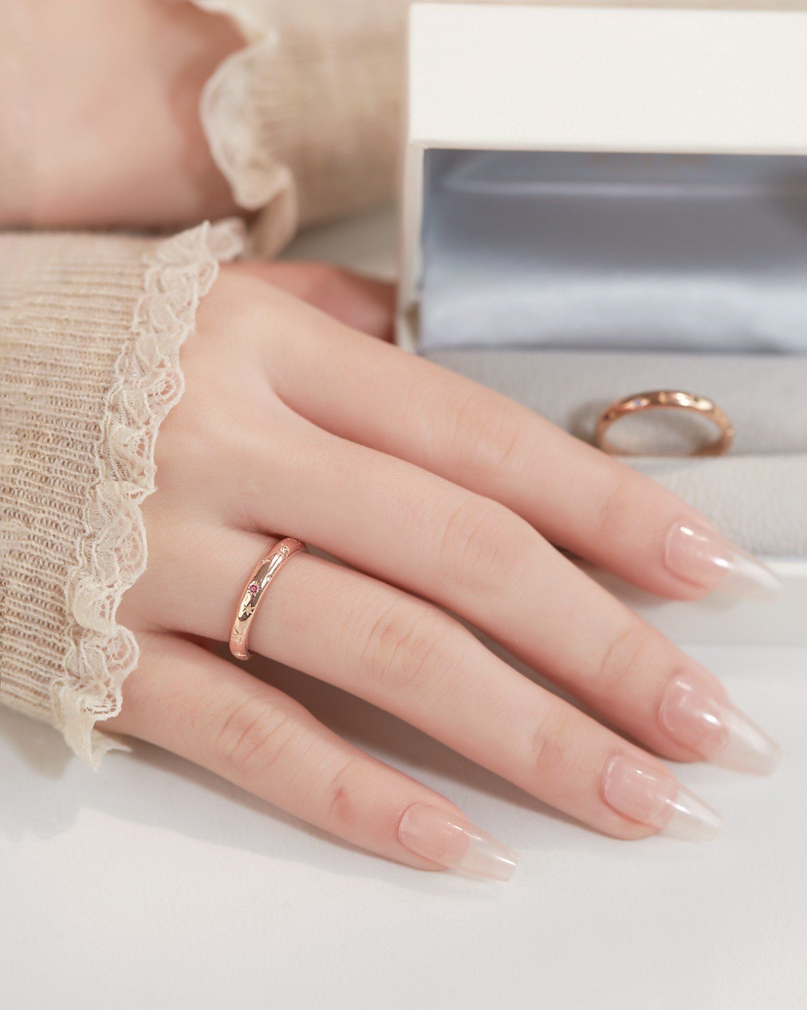  Nhẫn cưới vàng tây 18k đẹp tinh xảo tròn trơn khắc vũ trụ sao trăng Gix Jewel 