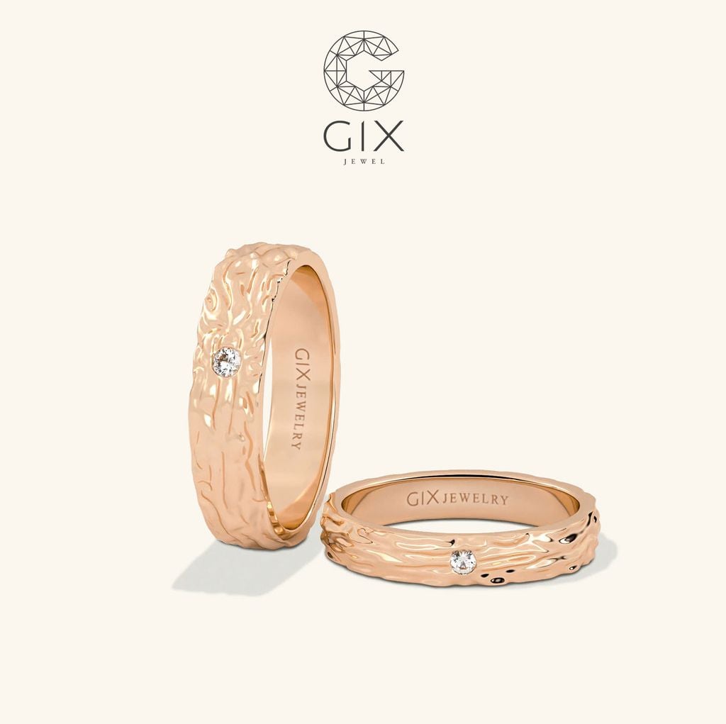 Nhẫn cưới độc đáo thiết kế riêng vàng 18k đính kim cương khắc chữ Gix