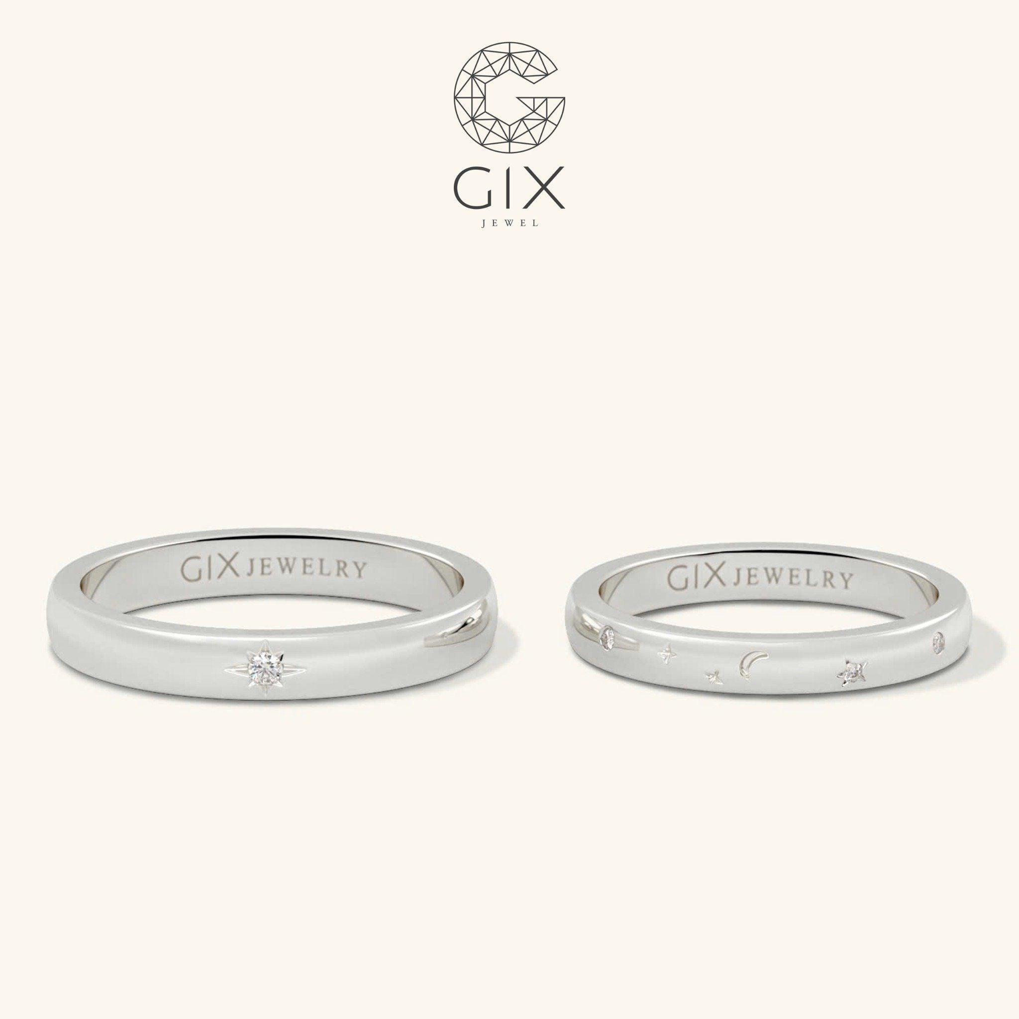  Nhẫn cưới vàng tây 18k đẹp tinh xảo tròn trơn khắc vũ trụ sao trăng Gix Jewel 