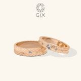  Nhẫn cưới vàng 14k bản vuông khắc hoa văn đẹp Gix Jewel - GCR25050088 