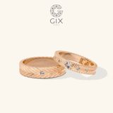  Nhẫn cưới vàng 18k bản vuông khắc hoa văn đẹp Gix Jewel - GCR25050088 