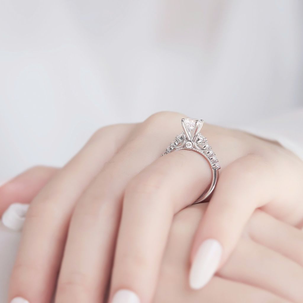  Nhẫn cầu hôn kim cương vàng trắng 18k đính moissanite - Steel Love | Gix Jewel 