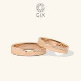  Nhẫn cưới hiện đại vàng trắng đính kim cương bản to đẹp khắc chữ Gix Jewelry 