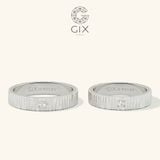  Nhẫn cưới kiểu đẹp sang trọng vàng tây đính kim cương bản vuông khắc chữ Gix Jewel 