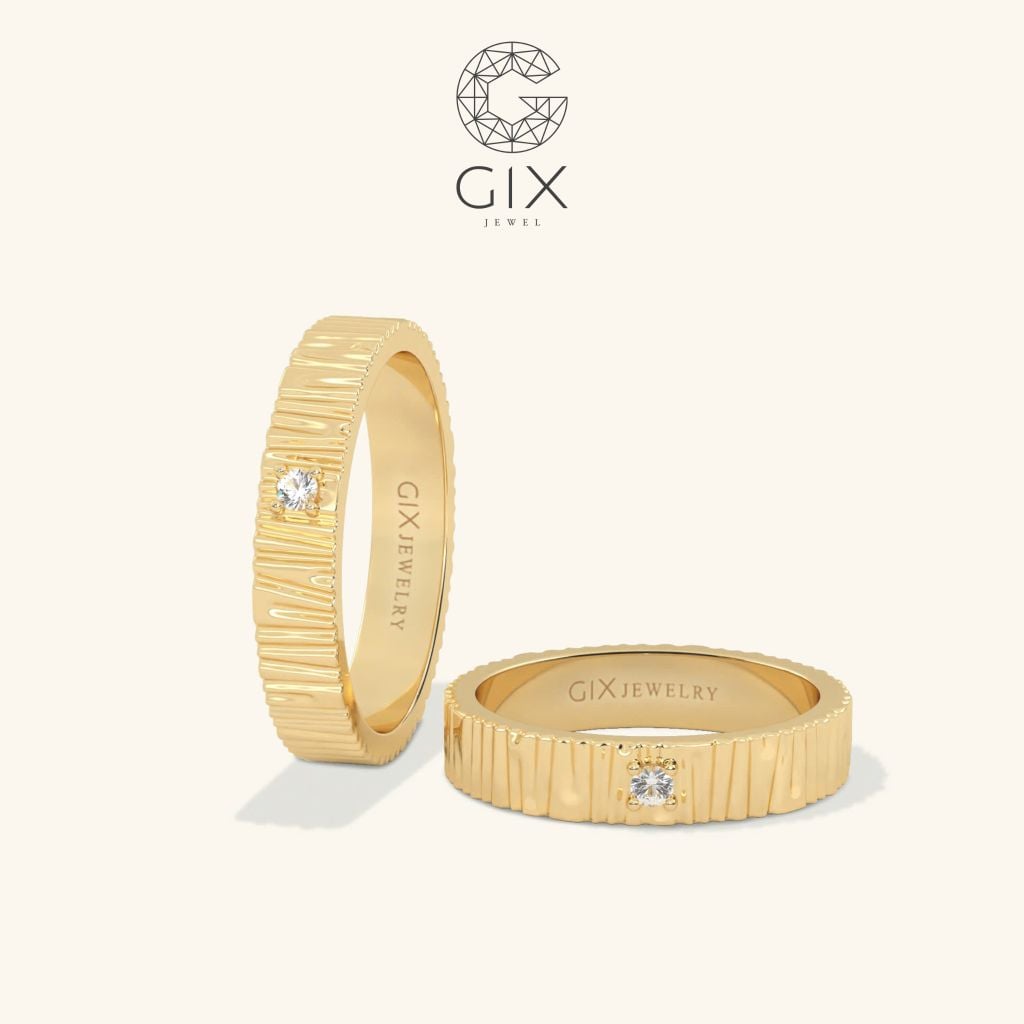  Nhẫn cưới kiểu đẹp sang trọng vàng tây đính kim cương bản vuông khắc chữ Gix Jewel 