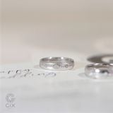  Nhẫn cưới hoa văn đẹp vàng 18k kiểu Hàn Quốc đính kim cương nhân tạo sang trọng Gix Jewel 