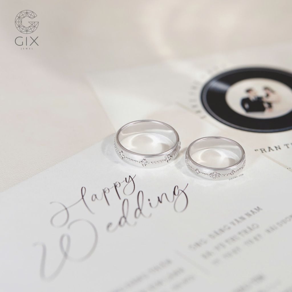 Nhẫn cưới hoa văn đẹp vàng 18k kiểu Hàn Quốc đính kim cương nhân tạo sang trọng Gix Jewel 