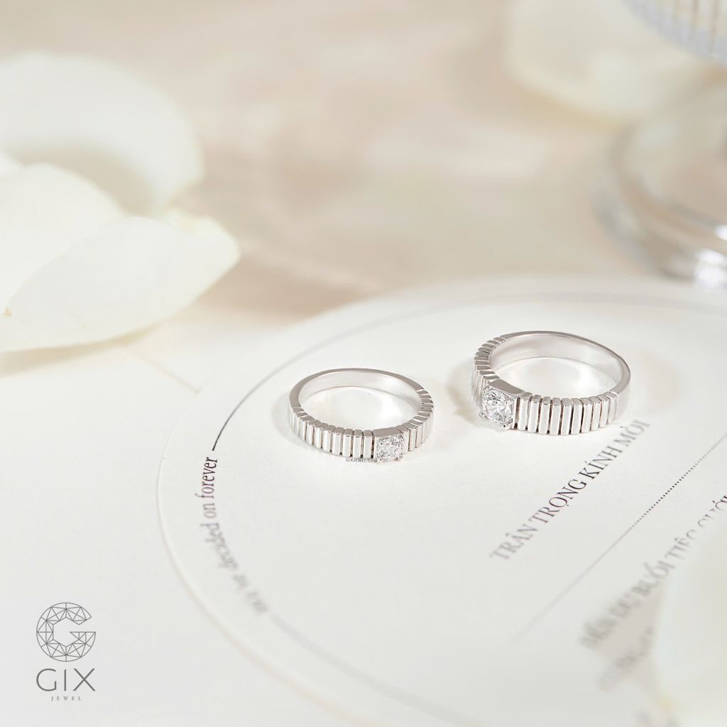  Nhẫn cưới kiểu Hàn Quốc đơn giản đẹp Platinum đính Moissanite khắc chữ Gix Jewel 
