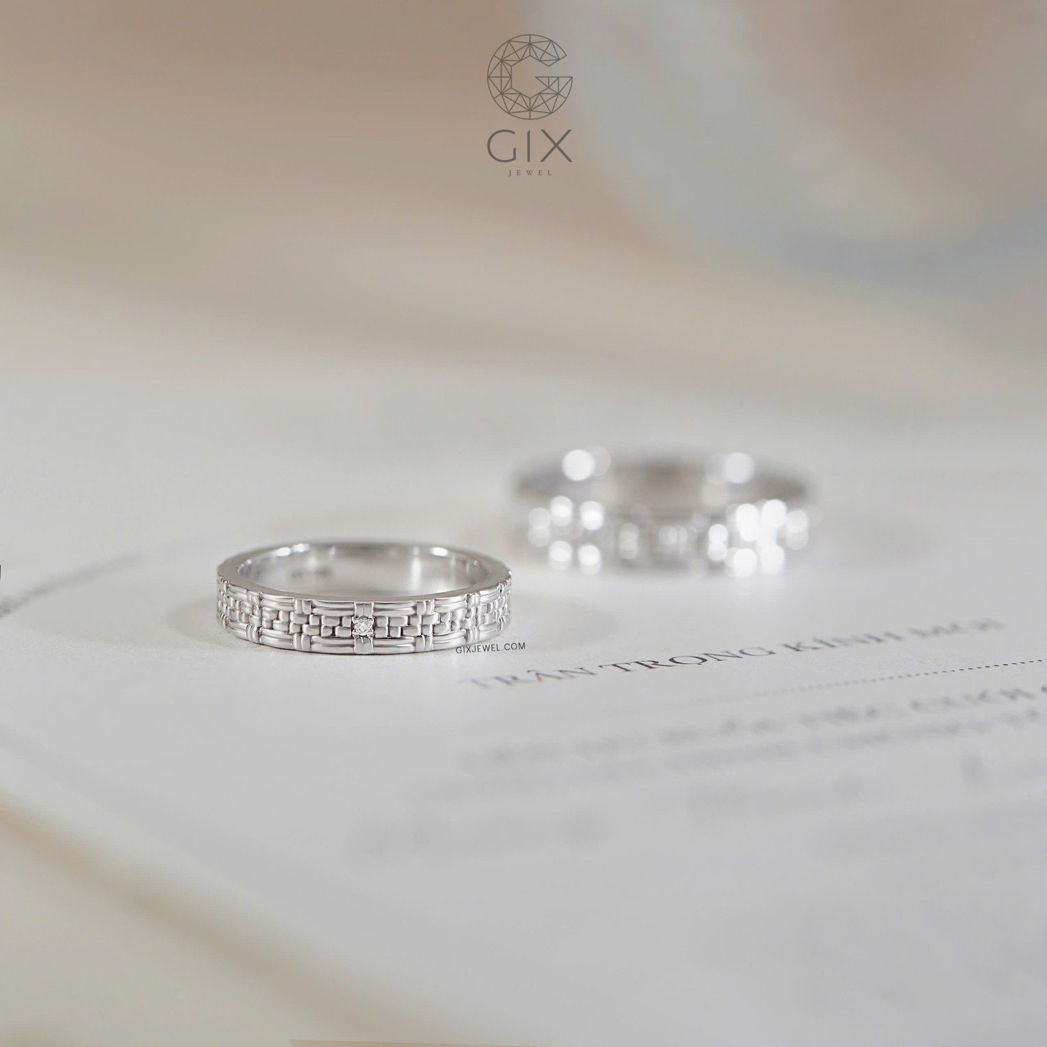  Nhẫn cưới kiểu đẹp vàng tây 18k bản to phong thuỷ đính đá Gix Jewel 