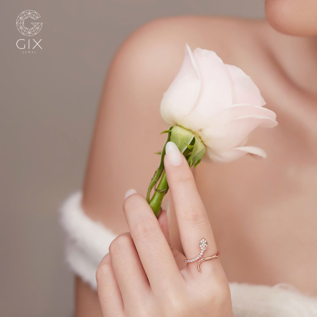  Nhẫn vàng 18k nữ bạc đẹp đính đá tấm xanh hình con rắn sang trọng Gix Jewel 