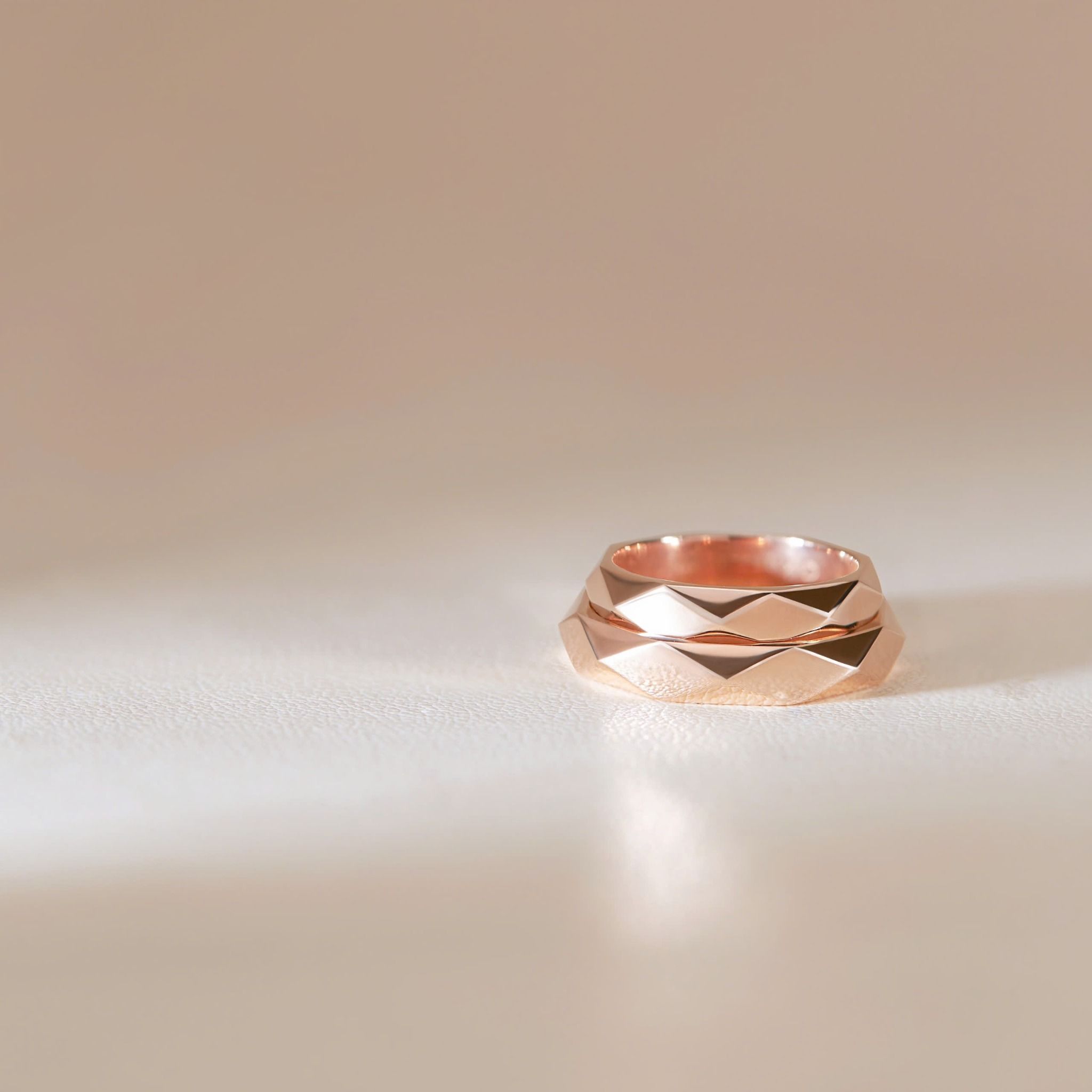  Nhẫn cưới thiết kế riêng vàng 18k hiện đại vát cạnh cao cấp Gix Jewel 
