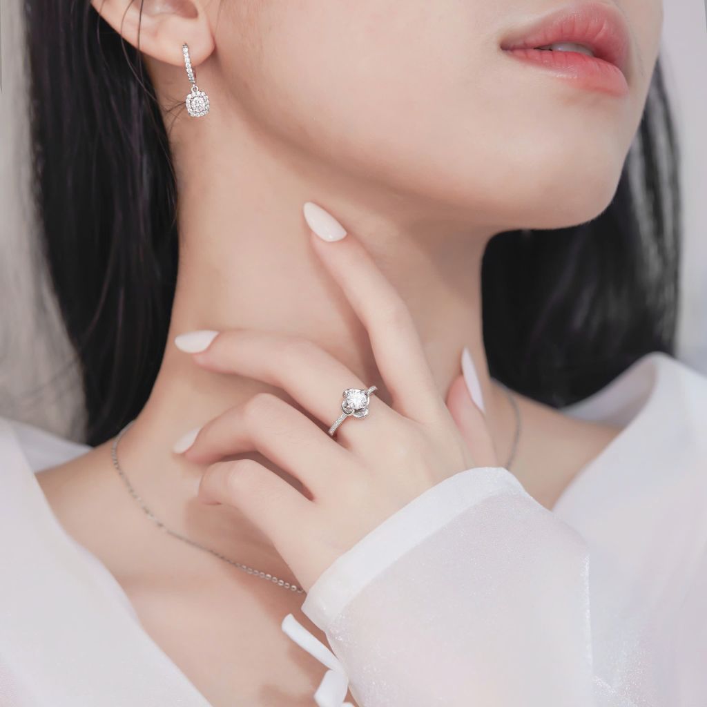  Nhẫn cầu hôn đẹp vàng trắng đính kim cương - Flora Ring | Gix Jewel 