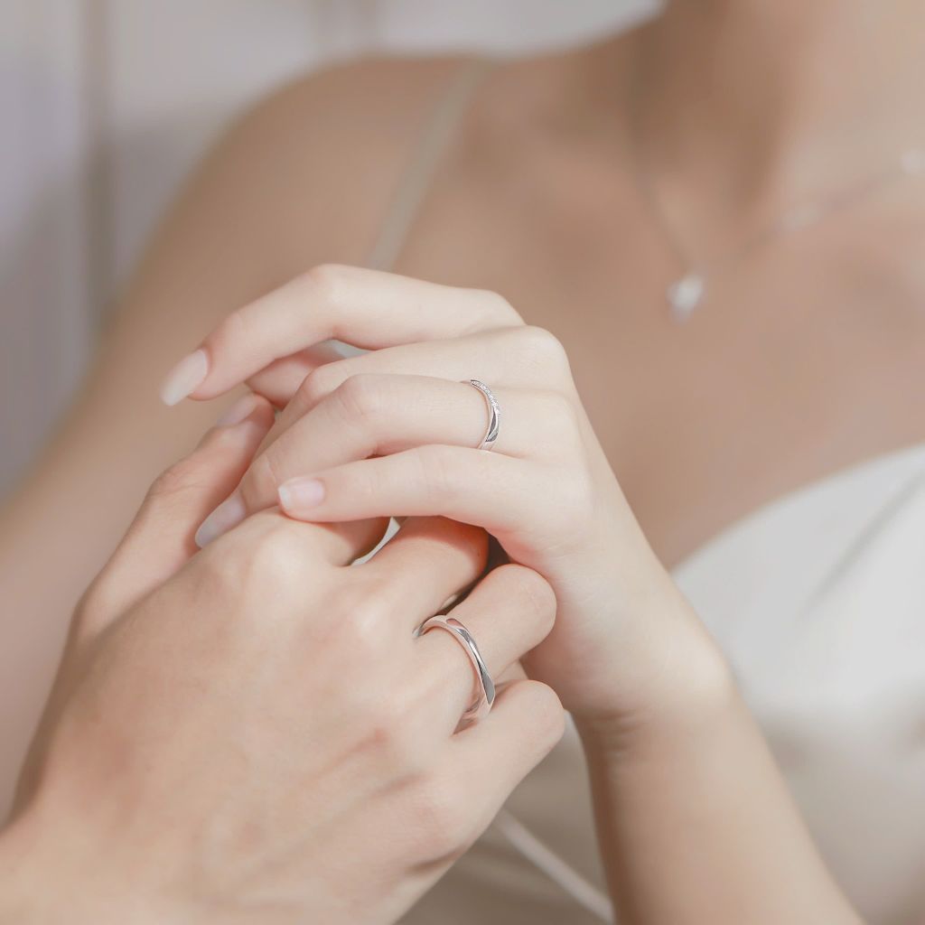  Nhẫn cưới vô cực Eternity vàng trắng kiểu mới kim cương sang trọng khắc chữ Gix Jewel 