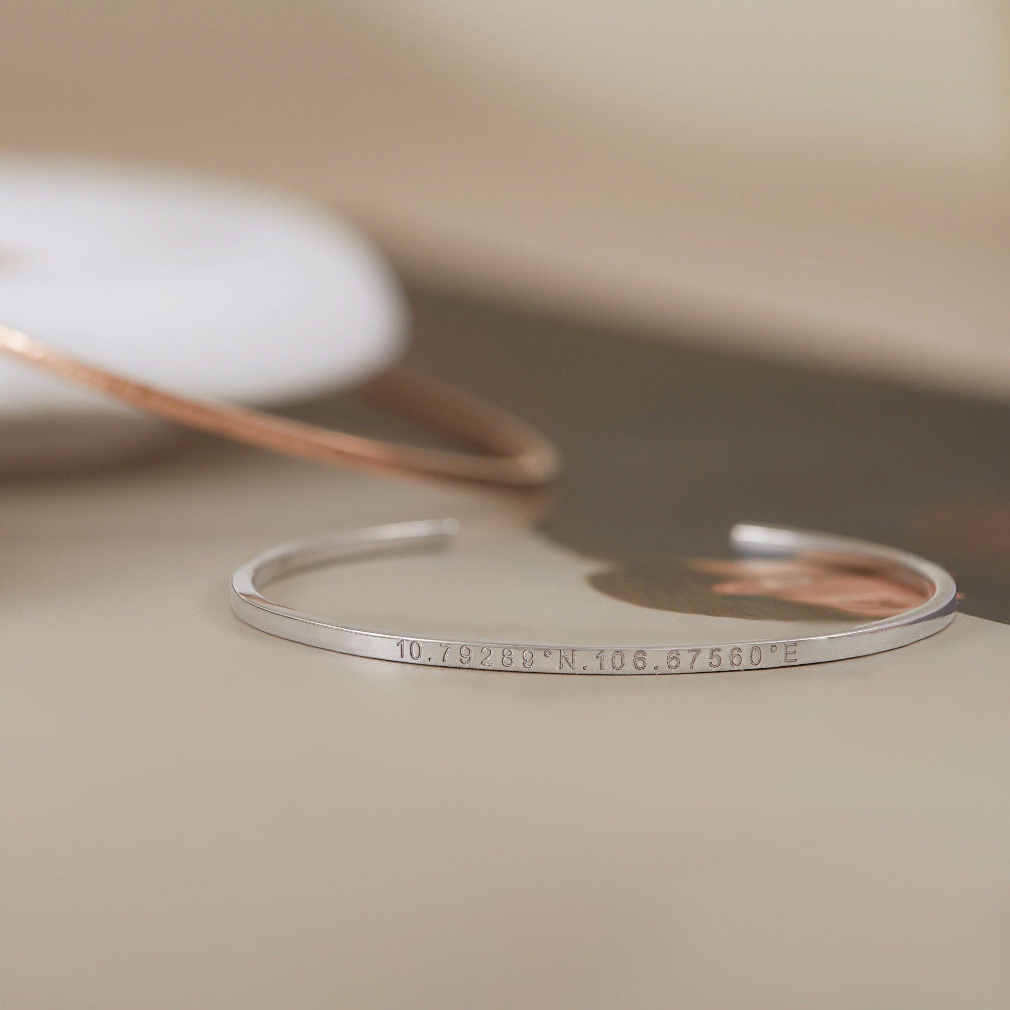  Vòng tay cuff đeo cặp bạc & vàng 18k bản nhỏ khắc tên ý nghĩa Gix 