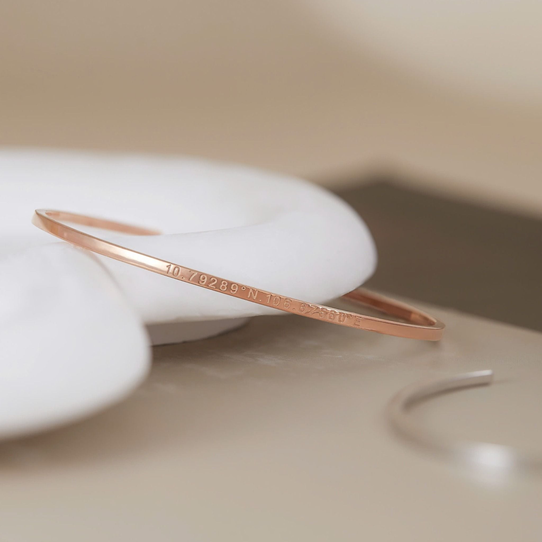  Vòng tay cuff đeo cặp bạc & vàng 18k bản nhỏ khắc tên ý nghĩa Gix 