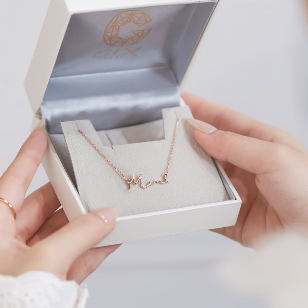  Mặt Dây Chuyền Vàng Hồng Khắc Chữ Mama Ý Nghĩa Theo Yêu Cầu Gix Jewel 