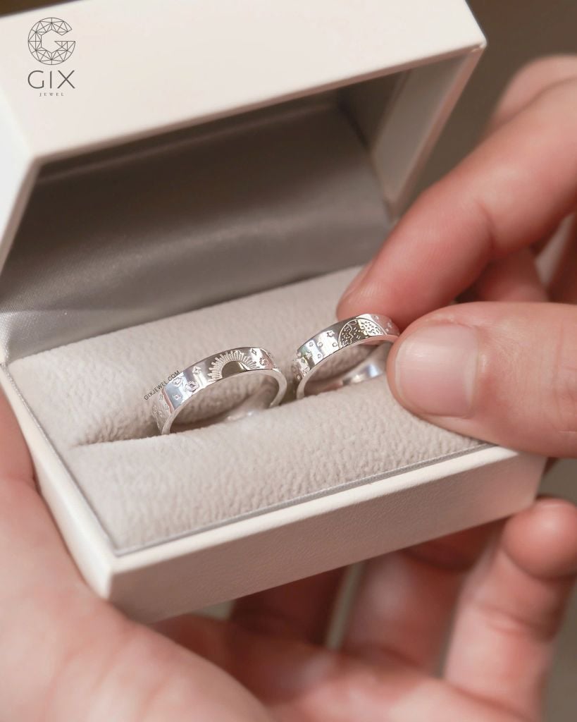  Nhẫn cưới vàng tây đẹp bản vuông khắc mặt trăng & mặt trời Gix Jewel 