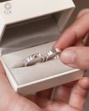  Nhẫn cưới vàng tây đẹp bản vuông khắc mặt trăng & mặt trời Gix Jewel 