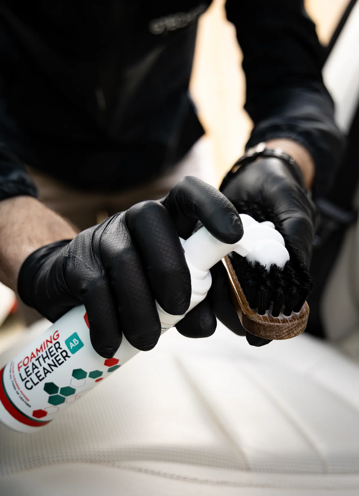  Bọt Làm Sạch Và Khử Khuẩn Ghế Da Chuyên Sâu - L2 Foaming Leather Cleaner 200ml 