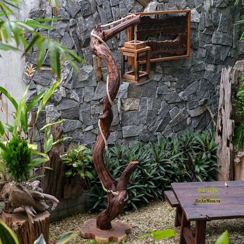 Đèn trụ gỗ lũa