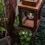Đèn trụ gỗ lũa