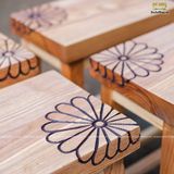 Ghế khắc hoa cúc