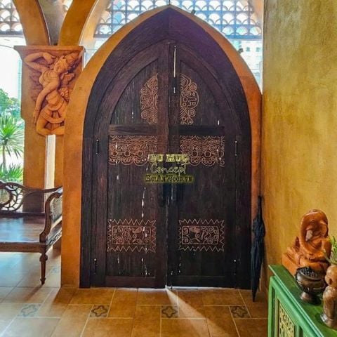 Cửa gỗ vòm điêu khắc