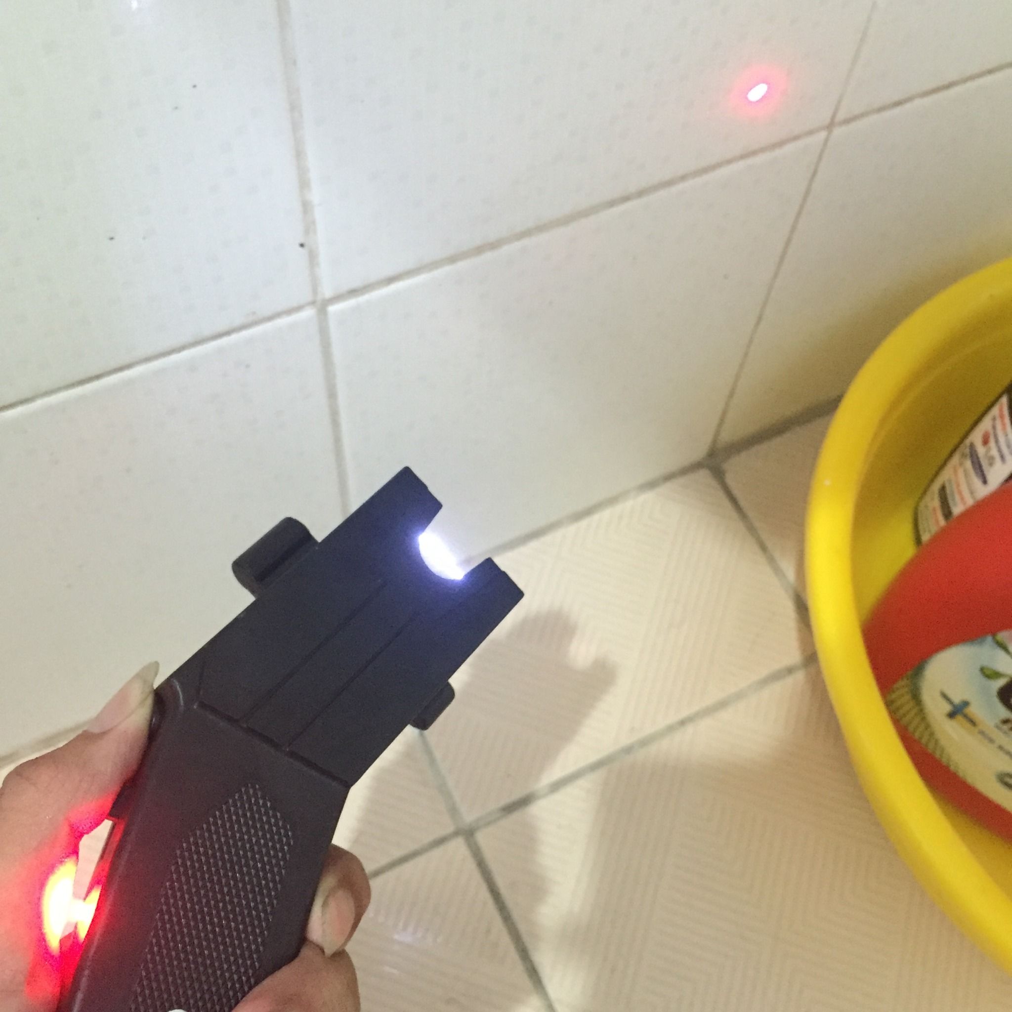  Súng điện Taser 