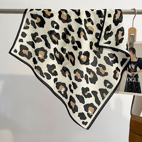 Khăn lụa tơ tằm họa tiết 70x70cm BASELE0733
