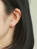  14K Maison Flower labret piercing 