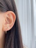  14K Volume Daisy labret piercing 