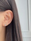 14K Volume Daisy labret piercing 