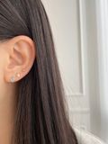  14K Volume Daisy labret piercing 
