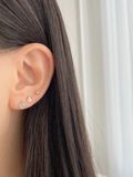  14K Volume Daisy labret piercing 