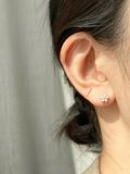  14K cubic flower Labret piercing 