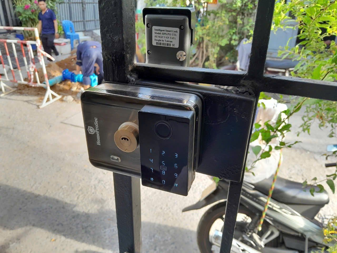  Khoá cổng Pin 02 vân tay  app TTLOCK ( P11- TTLOCK) 