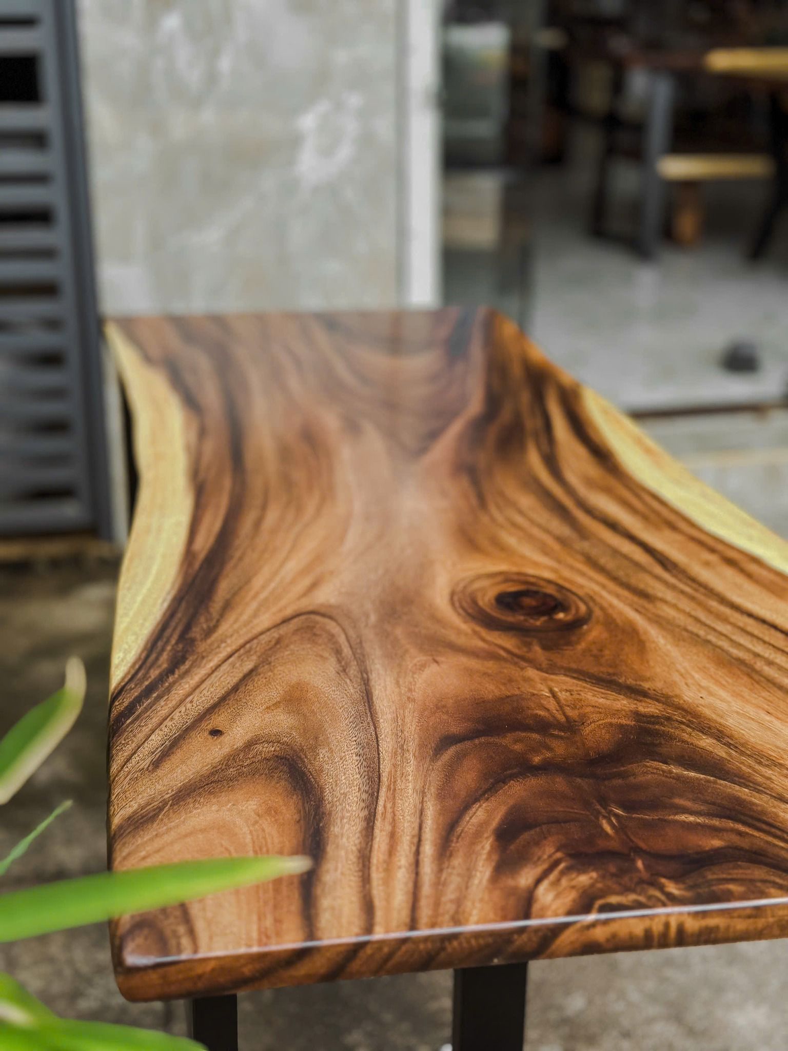  BÀN GỖ ME TÂY 150 x 59-65 x 3 cm 