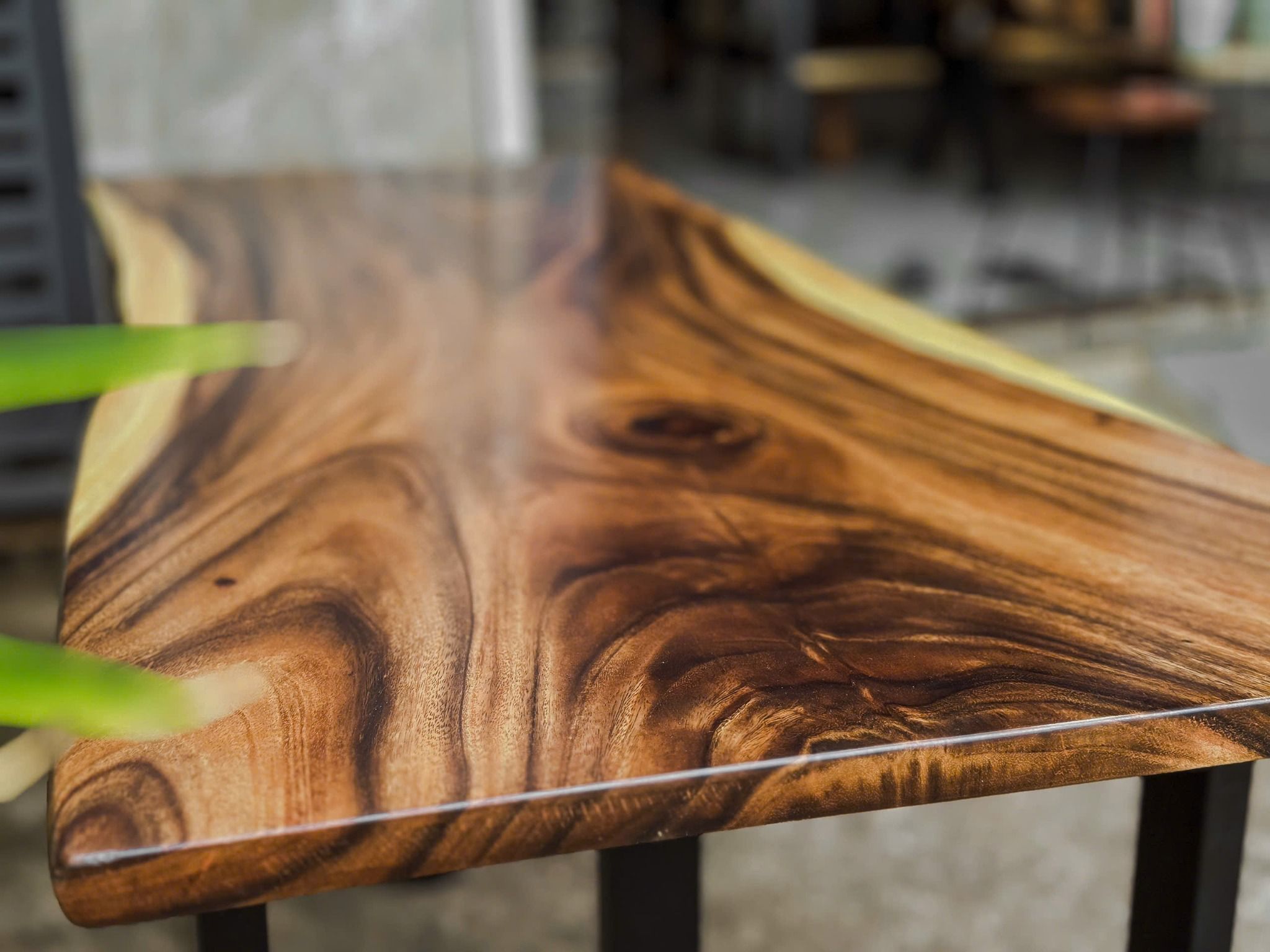  BÀN GỖ ME TÂY 150 x 59-65 x 3 cm 