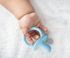 MINIKOIOI GẶM NƯỚU TAY CẦM BẰNG SILICONE CAO CẤP GIÚP GIẢM ĐAU VÀ NGỨA NƯỚU CHO BÉ