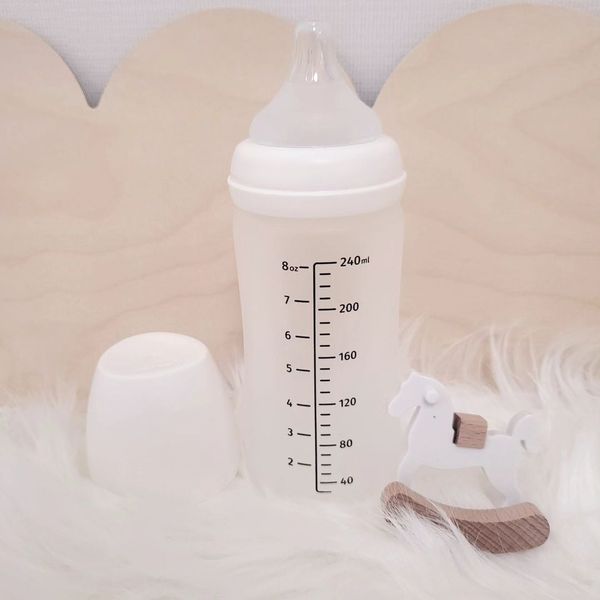 MOYUUM BÌNH SỮA THỦY TINH TRÁNG SILICONE CHO BÉ