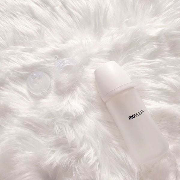 MOYUUM BÌNH SỮA THỦY TINH TRÁNG SILICONE CHO BÉ